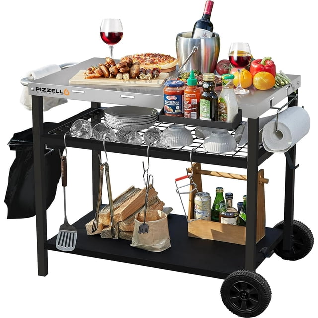 Chariot de Gril, Support de Four à Pizza, Station de Préparation de BBQ Extérieure avec Rangement, Doté d'Un Plateau en Acier Inoxydable Argenté et d'Un Cadre en Acier Noir. le Chariot Comprend une Poignée, un Porte-Épices, un Support pour Sacs à Ordures, un Porte-Essuie-Tout, des Étagères de Rangement à 3 Niveaux et 4 Crochets pour Outils de Grillade. l'Étagère Supérieure Tient les Aliments et les Boissons, l'Étagère Centrale en Treillis Range la Vaisselle, et l'Étagère Inférieure Accueille des Articles Plus Lourds comme des Réservoirs en Bois Ou au propane. Équipé de 2 Pieds et 2 Roues