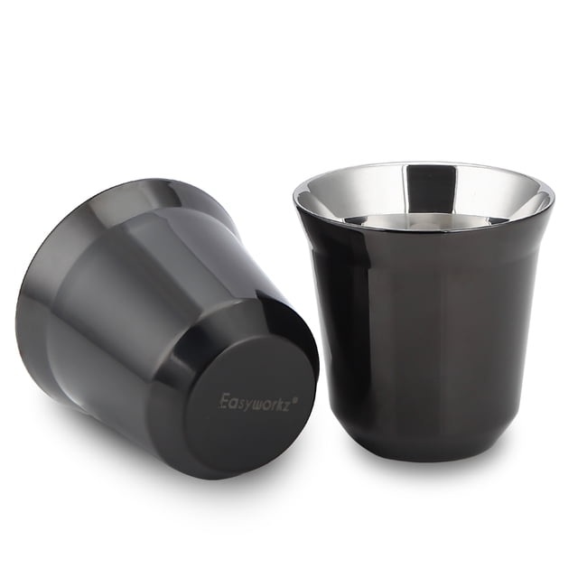 Easyworkz Tasse à Espresso en Acier Inoxydable 2,5 oz Noire à Double Paroi Isolée (Ensemble de 2). un Ensemble de Deux Tasses à Espresso Fabriquées en Acier Inoxydable de Qualité Alimentaire 304, Présentant un Extérieur Noir et un Intérieur Argent Poli. l'Isolation sous Vide à Double Paroi Garde les Boissons Chaudes Ou Froides Tout en Protégeant les Mains de la Chaleur. Chaque Tasse A un Rebord Lisse et une Lèvre en Saillie pour une Prise Sûre. Compacte, Empilable et Compatible Lave-Vaisselle, Ces Tasses Sont Idéales pour la Vaisselle à Espresso, le Café, le Thé Ou d'Autres Boissons,