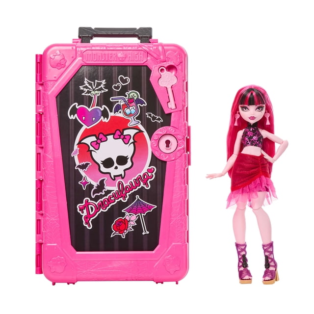 Monster High Secrets de Crâne Oasis Gore-geous Ensemble de Jeu avec une Valise Rose en Forme de Cercueil Décorée de Crâne Draculaura et d'Autocollants à Thème Voyage, aux Côté d'Une Poupée Draculaura Portant un crop top Noir et Rose, une Jupe à Étages Rouge et des Chaussures à Talons Hauts Violettes, Convient pour la Maison de Poupée Créative et le Jeu à Thème Voyage.