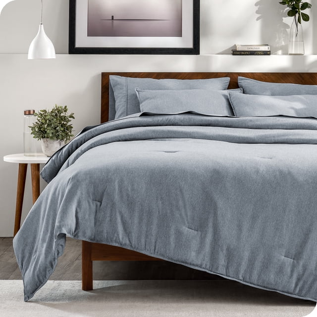 Bare Home Ensemble de Lit Chiné 7 Pcs, Grand Lit, Bleu Foncé Chiné Exposé sur un Cadre de Lit en Bois dans un Cadre de Chambre Moderne. Cet Ensemble de Literie Comprend une Couette Grand Lit, un Drap-Housse, un Drap Plat, Deux Taies d'Oreiller et Deux Couvre-Oreillers, Tout Fabriqué à Partir de Tissu Microfibre Bleu Foncé Chiné Ultra Doux. la Couette Présente des Bords Passepoilé et des Surpiqûres pour une Durabilité et un Style Propre et Élégant, Idéale pour une Utilisation Toute l'Année.