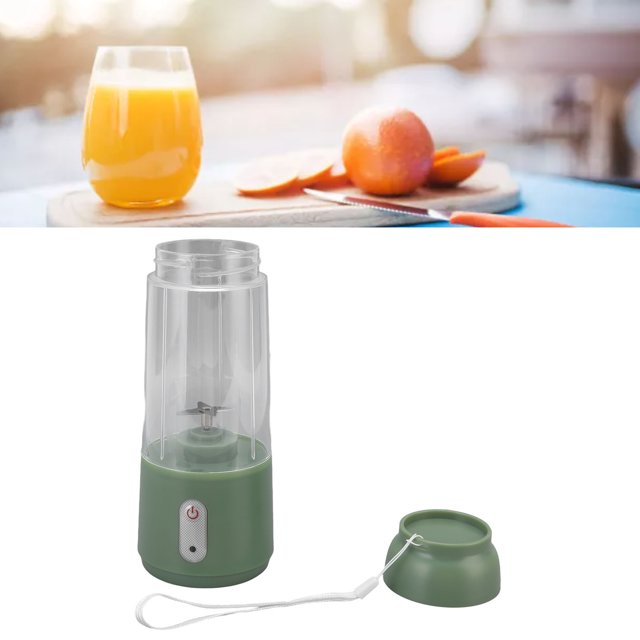 Personal Blender Mini Gobelet Électrique avec Batterie rechargeable USB, Doté d'Une Capacité de 300 ml et d'Une Lame de Jus portable en Acier Inoxydable. Compact et Léger, la base Verte Comprend un Interrupteur Tactile et un Couvercle Détachable, Idéal pour Mélanger des smoothies Ou des Jus sur le Pouce. l'Arrière-plan Montre un Verre de Jus d'Orange et des oranges Tranchées sur une Planche à Découper.