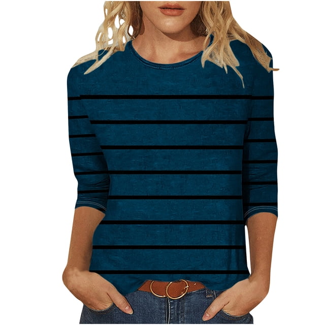 Chemisiers pour Femmes T-shirt Imprimé à Manches 3/4 Mi-Longues et Col Rond. le Haut Décontracté Présente une base Bleue avec des Rayures Noires Horizontales, Fabriqué en polyester Léger pour le Confort. Convient aux occasions Décontractées, au Port Quotidien Ou aux Saisons de Printemps et d'Hiver.