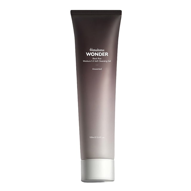 HARUHARU WONDER Black Rice Moisture 5.5 Soft Cleansing Gel 100ml in a sleek, gradient black and brown tube with a white cap. This pH 5.5 cleansing gel is formulated with fermented black rice extract and coconut-derived surfactants to gently cleanse, hydrate, and maintain the skin's natural moisture barrier. Ideal for daily use, it is unscented and suitable for sensitive or dry skin.