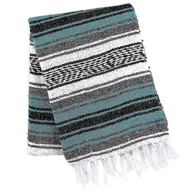 Couvertures Mexicaines Faites à la Main Couverture Serape Artisanale Tissée à la Main Présentant un Motif Rayé dans des Tons Sarcelle, Noir, Blanc et Gris avec des Bords à Franges. Fabriquée en Coton, Cette Couverture Légère et durable Est Polyvalente pour une Utilisation comme Jeté, Couverture de yoga Ou Essentiel de camping. Dimensions Offertes Incluent 35x215 cm, 130x170 cm et 150x200 cm. la Couverture Devient Plus Douce à Chaque Lavage et Est Lavable à la machine.