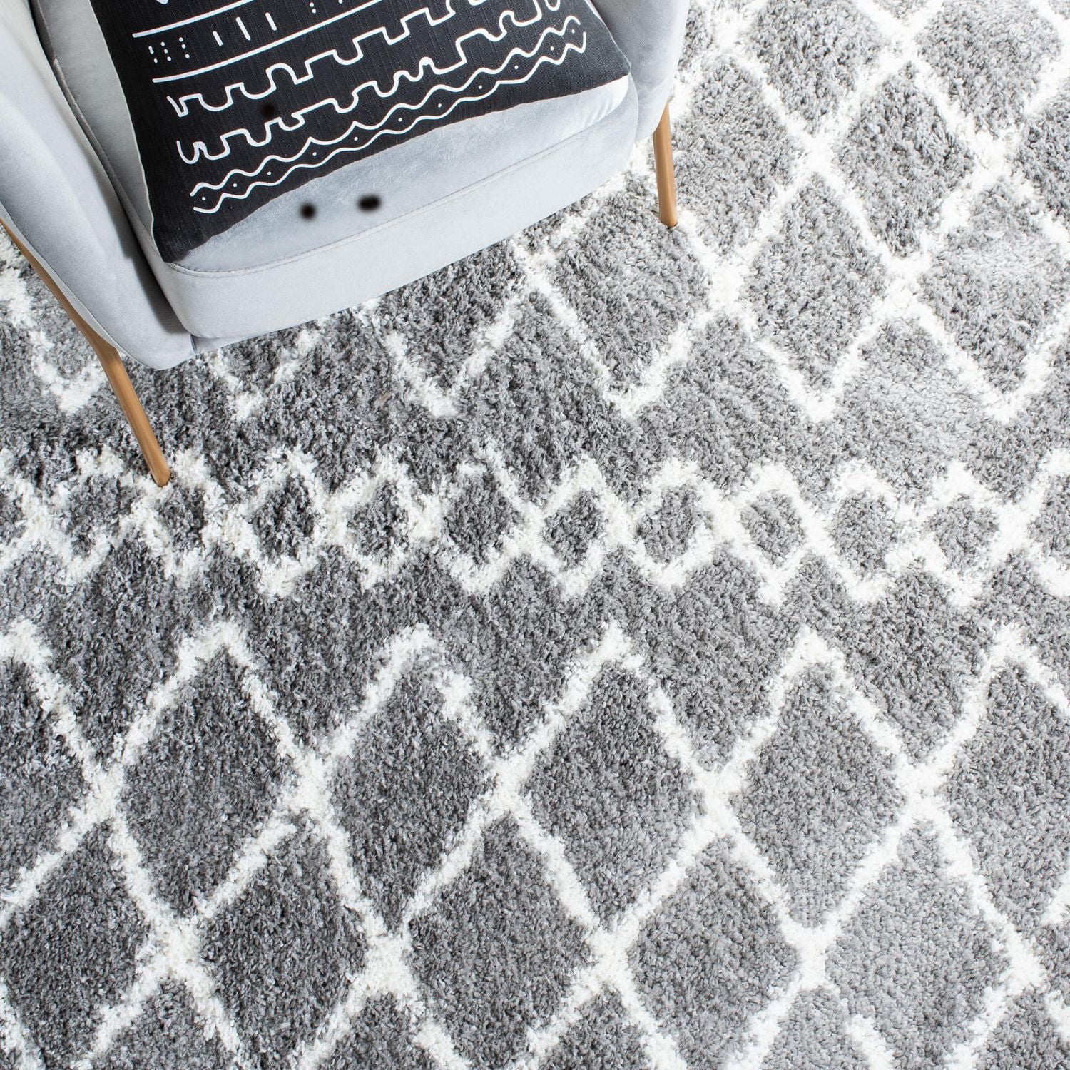 SAFAVIEH Berber Avery Geometric Diamonds Shag Area Rug