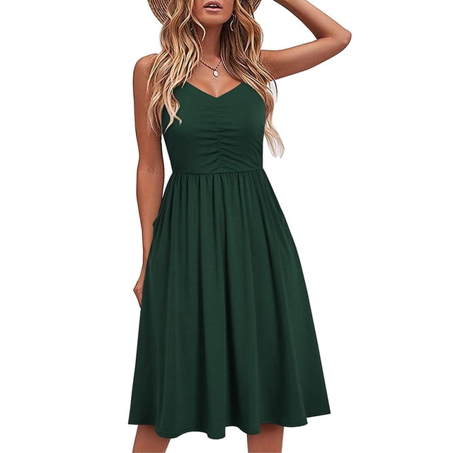 Aqestyerly Robe Décontractée Sans Manches à Col en V pour Femmes avec Bretelles, Exposée en Couleur Unie Vert Foncé. Cette Robe en polyester Présente un Corsage Froncé, une Jupe Évasée et un Tissu Respirant, Idéale pour les Sorties Estivales au Bord de la Mer, les Vacances à la Plage, les occasions Décontractées Ou comme Robe de Soirée Formelle.