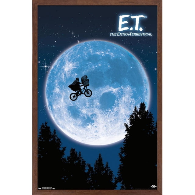 E.T. l'Affiche Murale Extra-Terrestre, 22,375 Pouces x 34 Pouces, Impression Lustrée Encadrée Représentant un Ciel Nocturne avec une Grande Pleine Lune Bleue. Garçon Silhouetté sur une Bicyclette Portant E.T. dans un Panier avant Vole à Travers la Lune au-Dessus de Pins Sombres. Convient à la Décoration Murale de Chambre Ou de Dortoir avec Supports Adhésifs Inclus.