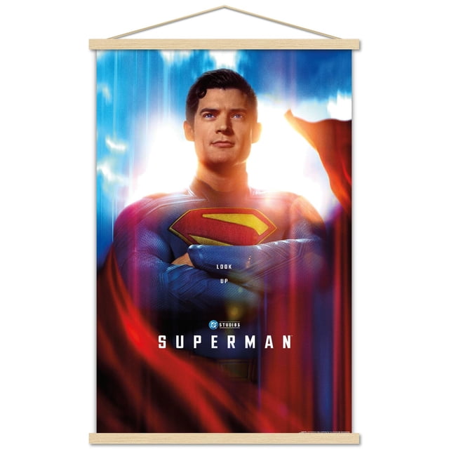 DC Studios Superman (2025) - Affiche Murale Gros Plan d'Une Feuille avec Cadre Magnétique, 22,375 Pouces x 34 Pouces Montrant un Gros Plan de Superman Orienté vers l'Avant en une Combinaison Texturée Bleue avec l'Emblème « s » Rouge et Jaune, Bras Croisés, et une cape Rouge Fluide contre un Ciel Nuageux Lumineux, Présentant le Texte « Style UP » et « Superman », Encadré avec des rails Magnétiques en Bois, Convient à la Déco Murale de la Maison Ou du Bureau
