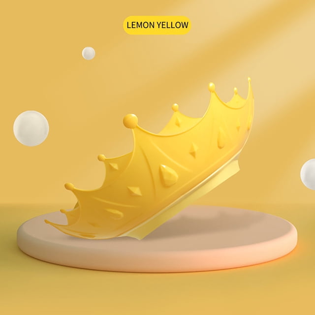 Meitianfacai Bonnet de Douche pour Enfants, Protection des Oreilles, Bonnet de Shampoing pour Bébé de Couleur Jaune Citron, Conçu avec une Forme de Couronne. Fabriqué en Matériau TPE Doux et Écoresponsable, Il Est Ajustable pour s'Adapter à des Tour de Tête de 15-24 Pouces, Convient aux Bébés de Plus de 6 Mois. le Bonnet Est Présenté sur une Plateforme Ronde avec un Fond Jaune et des Bulles Flottantes, Soulignant Son design Ludique et Fonctionnel.