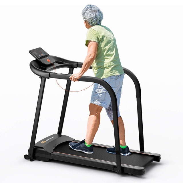 Costway Tapis Roulant de Marche 2,5 HP pour Aînés avec Longues Mains Courantes, Doté d'Un Cadre Noir avec Mains Courantes Allongées pour un Soutien Accru. le Tapis Roulant Comprend un Grand Écran DEL Indiquant la Vitesse, la distance, le Temps, les calories, les Pas et la Fréquence Cardiaque. un Aîné Est Montré Marchant sur le Tapis Roulant, Démontrant Son Adaptabilité aux Utilisateurs de Tous Âges. le Tapis Roulant Est Équipé d'Un Moteur 2,5 HP, d'Une Courroie de Course Antidérapante à