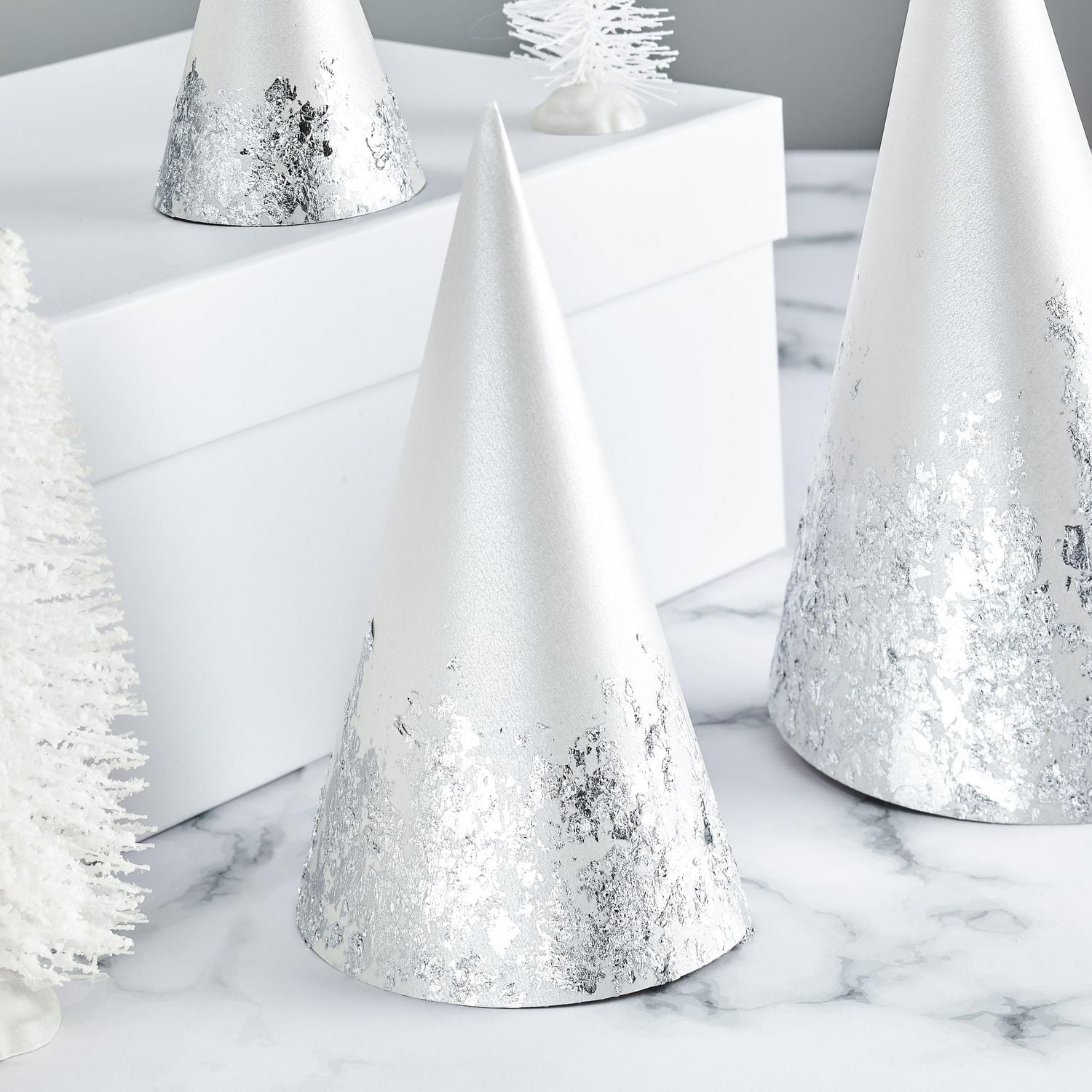 Papier cartonné métallisé blanc argent Neenah Astrodesigns, 8,5 po x 11 po, 65 lb, 50 feuilles