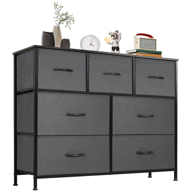 EDX Commode à 7 Tiroirs pour Chambre, Armoire de Rangement en Tissu Gris. Présente un Cadre en Acier Robuste et un Dessus en Bois pour la Stabilité et la Durabilité. Comprend Sept Tiroirs en Tissu Spacieux avec Poignées Noires pour un Grand Rangement. Patins de Pieds Ajustables Assurent l'Équilibre sur les Planchers Irréguliers. le design Moderne Complète la Déco de la Chambre Ou du Salon, avec une surface Supérieure Adaptée pour Exposer des vases, des Horloges Ou de Petits Articles de Déco.