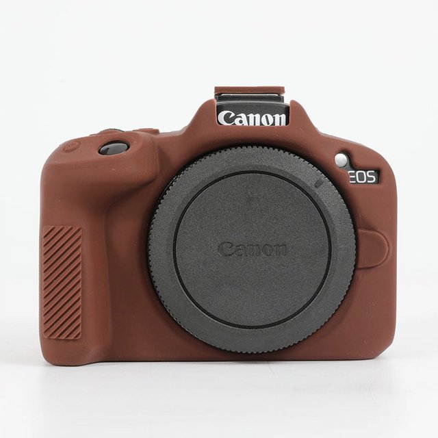 GadgetCom Étui de protection en Silicone Souple compatible avec Canon EOS R50, Présenté dans un design en Silicone Brun Texturé. l'Étui Est Moulé sur Mesure pour s'Adapter au Canon EOS R50, Assurant l'Accès à Tous les Boutons, Cadrans, ports HDMI/micro et au Compartiment pour Piles. Il Présente une surface Antidérapante pour une Prise Améliorée et une protection contre les Égratignures, la Poussière et les impacts Mineurs. Idéal pour la Photographie en Plein Air et les Voyages.