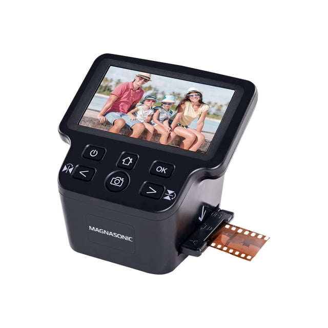 Magnasonic Tout-en-un Lecteur de Film 24 MP avec Grand Écran 5 Pouces et HDMI (FS71), Montré dans une Configuration de Bureau. le Lecteur Présente un Écran LCD de 5 Pouces Affichant une image Numérisée, Plusieurs Boutons de Contrôle, et un Plateau pour Film avec une Bande de Film 35 mm Insérée. Conçu pour Convertir des Films 35 mm, 126, 110, Super 8, et Se Déplie en Fichiers JPEG Numériques Haute Résolution. Comprend une Mémoire Intégrée de 128 Mo et un Fente pour Carte SD