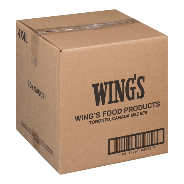 Wings Sauce Soya en Caisse en Vrac Contenant 4 Unités de 4 L Chacune. l'Emballage en Carton Affiche le Nom de Marque « Wing's Food Products » avec les Détails du Produit, Y Compris un Code-Barres et des instructions de Rangement. Idéale pour Aromatiser le Riz, les sauces Ou les Viandes, Cette Sauce Soya Est Prête à l'Emploi et Emballée en Vrac pour Plus de Commodité.
