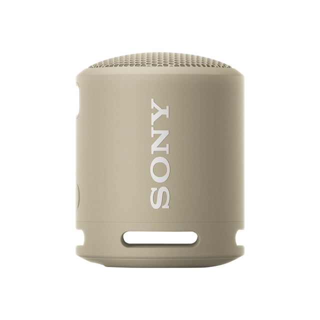 Sony SRS-XB13 portable Haut-Parleur Bluetooth Sans Fil taupe, Doté d'Un design Cylindrique compact avec un Extérieur durable, Étanche et Antipoussière. le Haut-Parleur Comprend une Technologie de Basses Supplémentaires et un Processeur de diffusion Sonore pour une Qualité audio Accrue. Il a une Sangle Multivoies Intégrée pour la Portabilité et Offre jusqu'à 16 Heures d'Autonomie. la Vue Orientée vers l'Avant Met en Valeur le logo Sony et la grille Perforée du Haut-Parleur.
