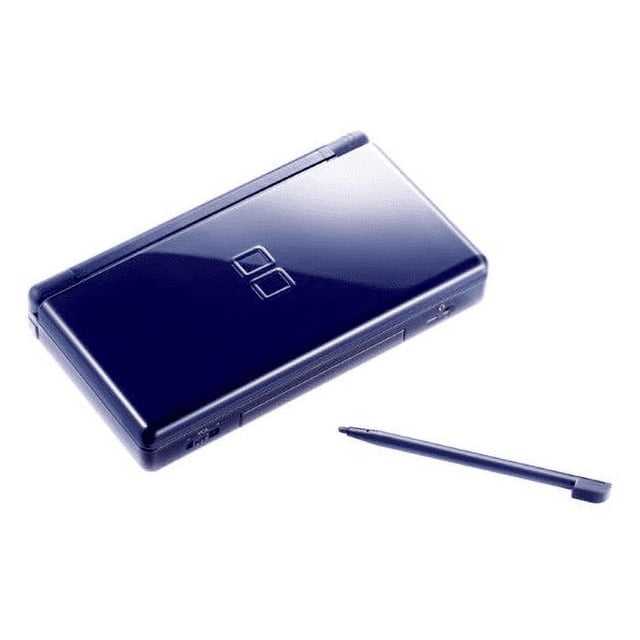 Console Nintendo DS Lite Authentique en Émail Bleu Marine avec une Finition Épurée en Émail Bleu Marine, Montrée Fermée avec Son Stylet Assorti. la Console Offre des Écrans Vifs Sans pixels Morts, un Son Net, des Charnières Serrées, une Fonctionnalité Sans Région et une Compatibilité avec les Jeux DS et GBA. Comprend Batterie, Stylet, Chargeur et Système.