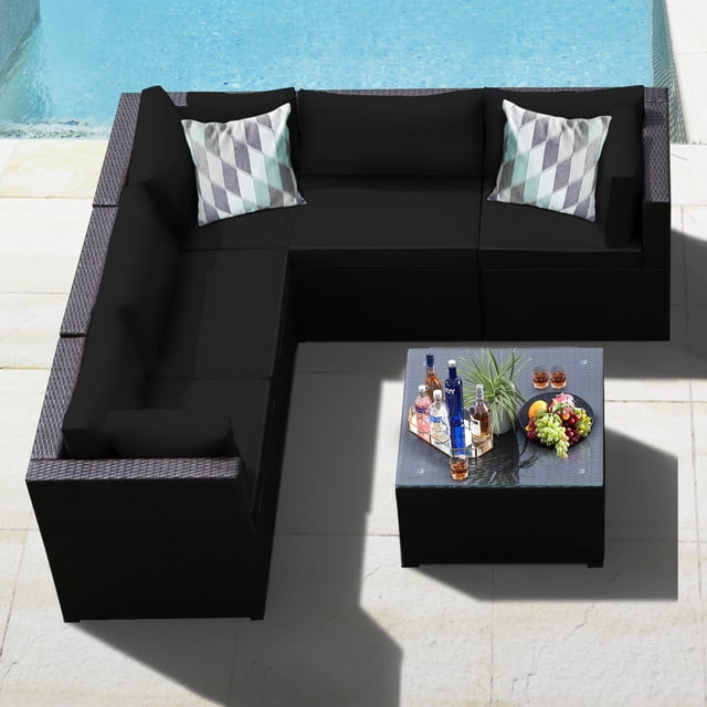 Gymax Ensemble de Conversation pour Terrasse en Rotin 6 Pcs, Sectionnel d'Extérieur avec Coussins Noirs. Cet Ensemble Comprend Trois Canapés d'Angle, Deux Canapés Sans Accoudoirs et une table en Verre Trempé, Tous Conçus avec un Rotin PE Brun Résistant aux Intempéries et un Cadre en Acier Robuste. les Coussins Noirs Ont une Épaisseur de 3 Pouces et Sont Amovibles pour un Nettoyage Facile. la table Présente un Dessus en Verre Trempé Lisse, Idéal pour Tenir des Boissons et la Déco. Parfait pour les Espaces Extérieurs comme les patios, le Bord de la Piscine Ou les Jardins. la table Présente une Épaisseur