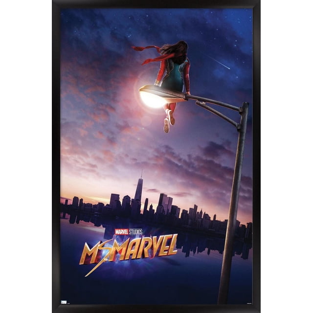 Marvel Ms. Marvel - Affiche Murale Teaser en une Feuille, 22,375 Po x 34 Po Montrant Ms. Marvel dans Son costume Rouge et Bleu Assise sur un Lampadaire Lumineux au-Dessus d'Une Ligne d'Horizon de Ville au Crépuscule avec des Étoiles et une Étoile Filante, Mettant en Vedette le logo des Marvel Studios Ms. Marvel, Imprimée sur du Papier d'Affiche Lustré, Convenant à la Déco de la Maison et à la Décoration de Fête.