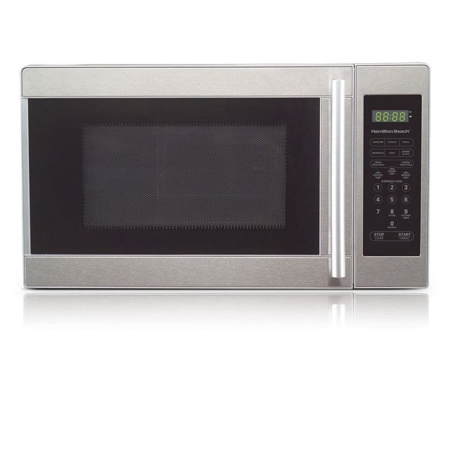 Hamilton Beach Four à Micro-Ondes de 0,7 Pi3 en Acier Inoxydable avec Porte à Fenêtre Noire Orientée vers l'Avant, Barre à Serviettes Verticale et Pavé Tactile Numérique Offrant un Écran DEL Vert et des options de Cuisson Préréglées comme Maïs Soufflé, Pomme de Terre, pizza et Décongélation, Idéal pour les Petits Espaces de Cuisine.