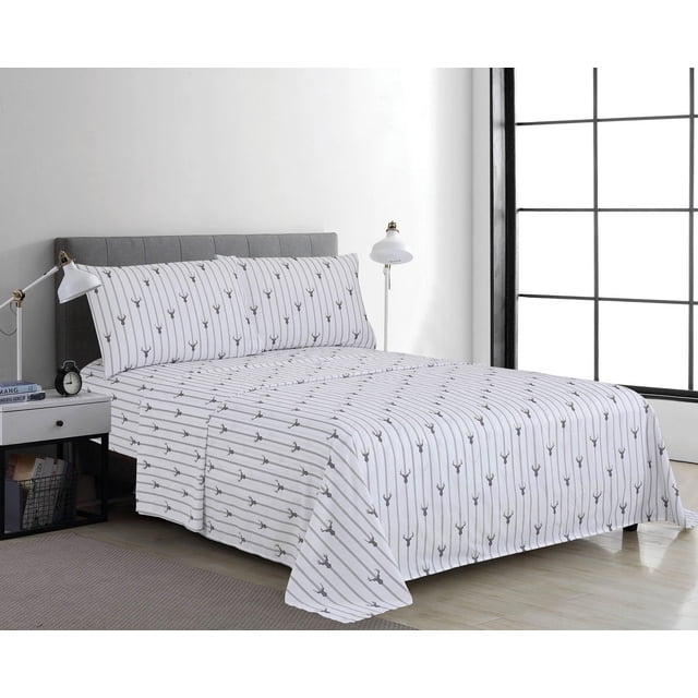 Ensemble de Draps en Microfibre 4 Pcs Cerf sur un Lit avec une Tête de Lit Rembourrée Grise, Comprenant des Draps Blancs avec de Fines Rayures Verticales Grises et de Petits Motifs de Tête de Cerf. l'Ensemble Comprend un Drap Plat, un Drap-Housse avec des Poches Profondes pour Matelas jusqu'à 14 Pouces, et des Taies d'Oreiller. le Tissu en Microfibre Est Résistant aux Plis et Doux. la Pièce a un Plancher de Bois Clair, un Mur Blanc, une table de Chevet avec une Lampe Blanche, une Horloge et des Livres, et une Grande Fenêtre avec un Encadrement à Grille Noire. Cet Ensemble