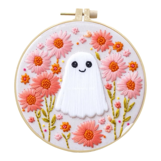 DJN Kit d'Halloween – Ensemble de Broderie & Chauve-Souris avec Cerceau, Fil, Tissu et Outils. l'Image Montre un design de Broderie Terminé Mettant en Vedette un Fantôme Souriant Entouré de Fleurs Roses et orange, Encadré dans un Cerceau en Bois. Ce Kit de Bricolage Comprend un Tissu Préimprimé, des Fils Codés par Couleur, des Aiguilles, des Ciseaux et des instructions, le Rendant Convivial pour les Débutants et Idéal pour des Décorations Ou Cadeaux à Thème d'Halloween.