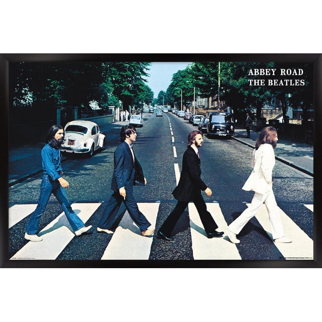 The Beatles - Affiche Murale Abbey Road, 22,375 Po x 34 Po, Montrant Quatre Hommes Marchant à Travers un Croisement de Zèbre sur une Rue Bordée d'Arbres avec des Voitures vintage Stationnées le Long des Côtés, avec la Scène Emblématique de Pochette d'Album avec « Abbey Road The Beatles » Texte dans le Coin Supérieur Droit, Idéal pour des Oeuvres Murales à Thème Musical dans les Chambres Ou les Bureaux.