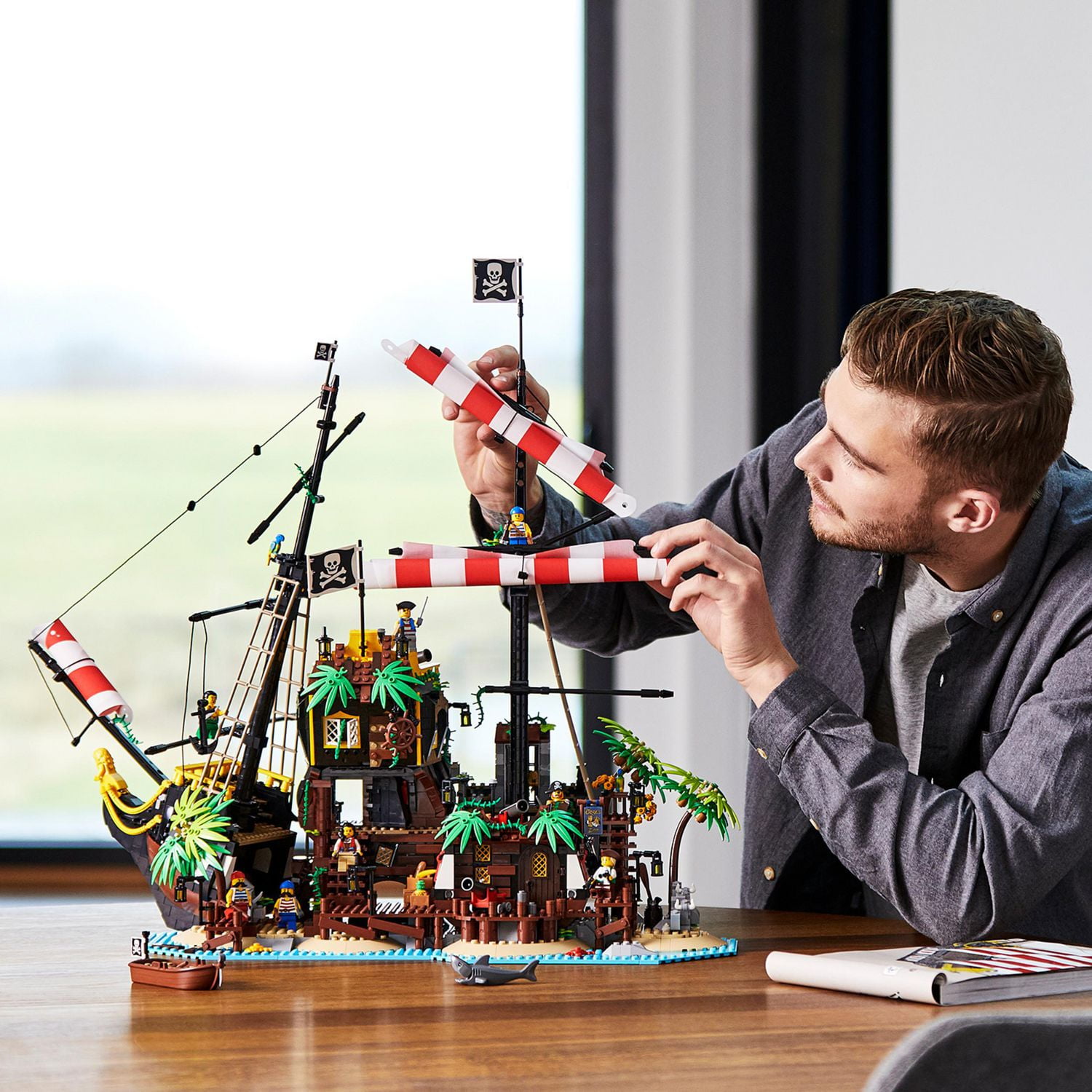LEGO Ideas Les pirates de la baie de Barracuda 21322 Ensemble de construction (2545 pièces)