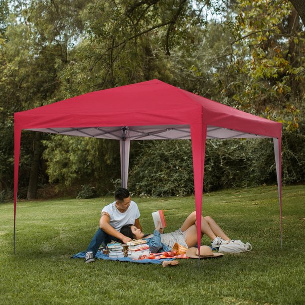 Wesfital Abri Instantané Extérieur 10 X 10 Pieds, Tente à Déploiement Rapide pour le Soleil et le Camping en Rouge, Installation dans une Aire Extérieure Gazonnée. la Tente à Déploiement Rapide Présente un Cadre en Acier durable avec une Finition en Poudre Blanche et une Housse en Tissu Oxford 210D Résistant à l'Eau. Elle Offre une protection Solaire et Comprend des Réglages de Hauteur Ajustables. la Tente Est Présentée comme Utilisée, Offrant de l'Ombre pour la Détente en Plein Air. les Accessoires Incluent un Sac de Transport portable, des Piquets pour Clous de Sol et des Cordes