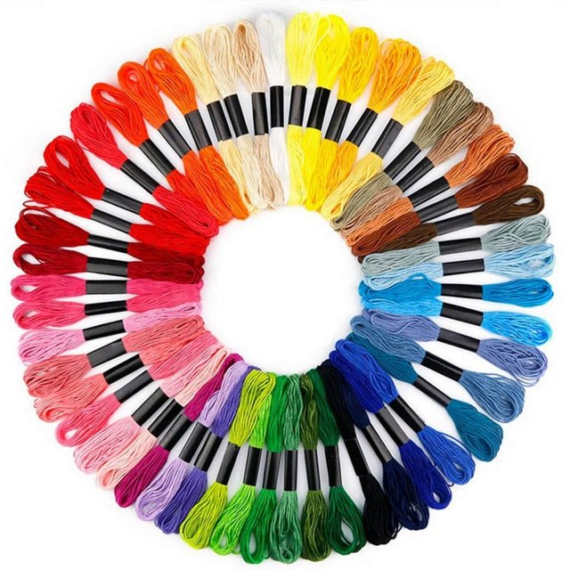 Kit de Fils pour Machine à Broder Métalliques, Point de Croix, Fils en Polyester, Accessoires de Couture, Neuf. un arrangement Circulaire de Fils à Broder Colorés, Incluant des Nuances de Rouge, Jaune, Vert, Bleu et Rose, Chacun Enroulé Autour de Bobines Noires. Idéal pour les Projets de Point de Croix et de Broderie.