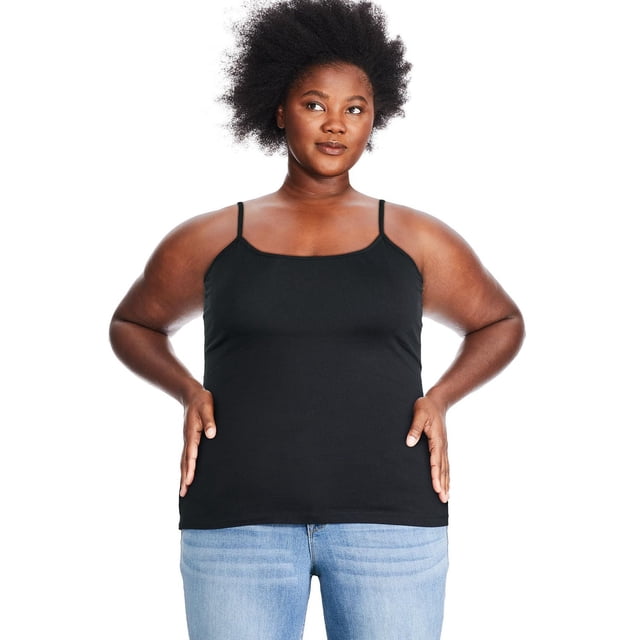 George Camisole Ajustable pour Femme Grande Taille en Noir, Vue de devant d'Un Modèle Grande Taille Portant un Jean Bleu Pâle, Faite de Tricot jersey Riche en Coton Extensible. Comprend des Bretelles spaghetti Ajustables, une Encolure Ronde et un Ourlet Légèrement Courbé, Idéale pour Superposer Ou Porter Seule.