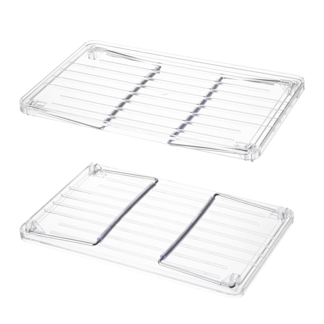 Mainstays Tablette en Acrylique transparent Présentée sous Deux angles, Tablette Rectangulaire Transparente en Acrylique avec Rainures Horizontales et Bords Surélevés, Offrant un Style Flottant Moderne et une surface Résistante aux Rayures, Idéale pour l'Organisation à la Maison Ou au Détail, Convient Aussi pour Exposer du Maquillage Ou de la Déco.