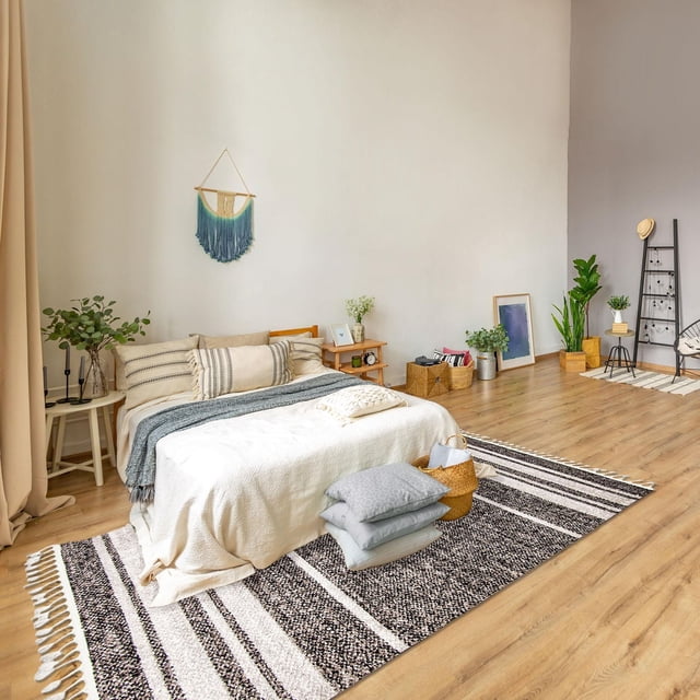 ECARPET Southwestern Tapis pour Couloir, Cuisine Earth Collection Tapis Coureur Intérieur avec Rayures Noires, Blanches et Grises et Bords à Franges, Mesurant 2 Pieds7 Pouces x 8 Pieds4 Pouces, Posé sur Plancher de Bois sous un Lit avec Literie Neutre et Entouré de Plantes et Décor Minimaliste, Idéal pour les Espaces Intérieurs à Fort Achalandage.