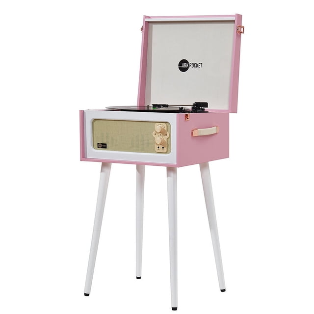 Arkrocket Discovery Tourne-Disque Rétro Bluetooth à 3 Vitesses avec Haut-Parleurs Intégrés et Pattes Amovibles en Rose et Blanc. la Tourne-Disque Présente un design d'Inspiration Vintage avec un Extérieur Rose, des accents Blancs et des Pattes en Bois Autoportantes. Elle Comprend un Mécanisme à Courroie à 3 Vitesses Prenant en Charge la Lecture de 33,3, 45 et 78 Tr/min pour des Disques de 7 Pouces, 10 Pouces et 17 Pouces. Équipée de Diffusion Bluetooth, de Haut-Parleurs Stéréo Intégrés,