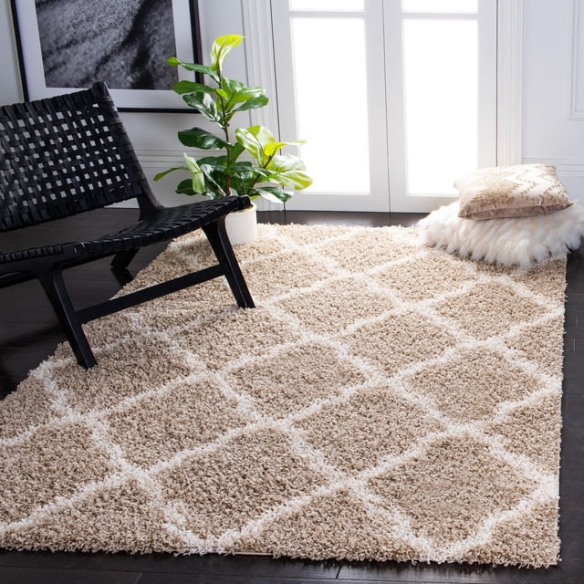 Safavieh Dallas Tapis Shag Géométrique Logan en beige avec Motif de Carreaux Marocains Ivoire, Polypropylène Tissé Mécaniquement avec Poils Doux et Moelleux, Exposé sur Plancher de Bois Franc Foncé avec une Chaise Tissée Noire, Plante en Pot Verte et des Coussins Décoratifs par une Fenêtre Éclairée par le Soleil, Idéal pour Ajouter Chaleur et texture aux Espaces de Vie.