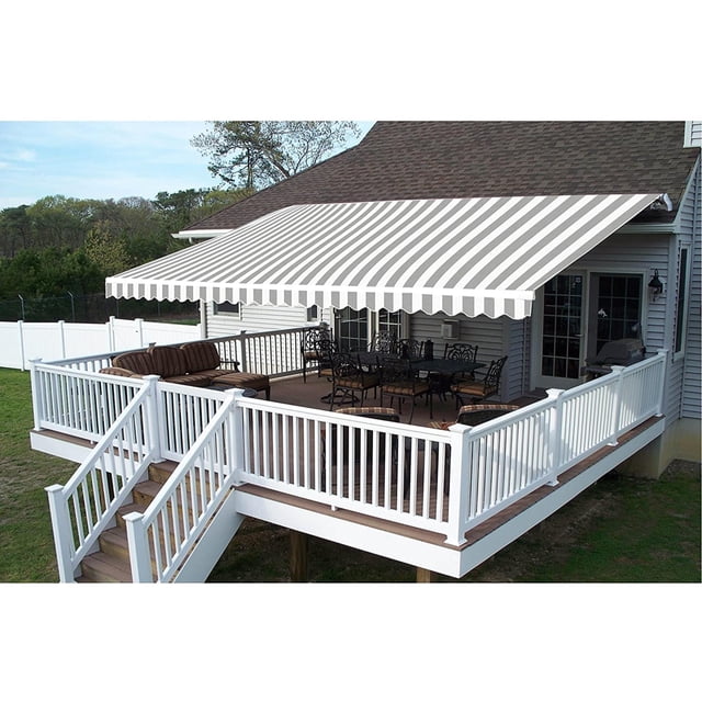 ALEKO Auvent de Patio Rétractable, 13 X 10 Pi, avec Tissu polyester à Rayures Grises et Blanches et Cadre durable en Acier et Aluminium Enduit de Poudre Blanc. Monté sur un Patio, Offre une protection contre l'Ombre et la Lumière contre la Pluie sur une Aire d'Assise Extérieure avec une Terrasse en Bois et une Rampe Blanche. Comprend une Manivelle Manuelle pour un Fonctionnement Fluide et Offre une Couverture jusqu'à 119 Pieds Carrés, Idéal pour patios Ou Balcons.