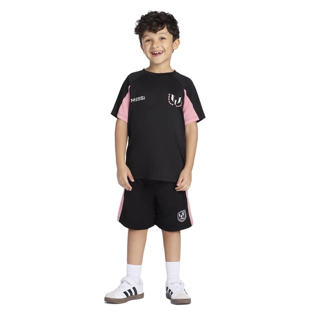 Messi t-shirt Logo pour Enfants avec un t-shirt Noir à Manches Courtes en polyester avec Panneaux Roses sur les Manches et les Côtés, Logo Messi Blanc sur la Poitrine, Assorti à des shorts Noirs Assortis avec des Rayures Latérales Roses et un Emblème Messi, à Porter avec des Chaussettes Montantes Blanches et des Espadrilles Blanches à Rayures Noires, Idéal pour une Tenue Décontractée.