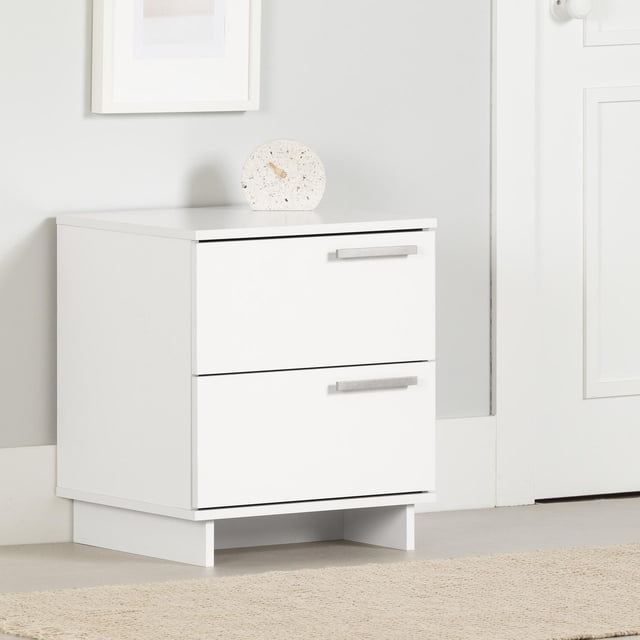 South Shore Cavalleri Table de Nuit avec 2 Tiroirs pour Adulte en Blanc Pur, Présentant un design Minimaliste Scandinave avec Tiroirs Coulissants en Métal et Poignées Rectangulaires en Métal, Placée sur un Tapis beige Près d'Une Porte Blanche, Convient au Rangement et à l'Organisation de la Chambre.