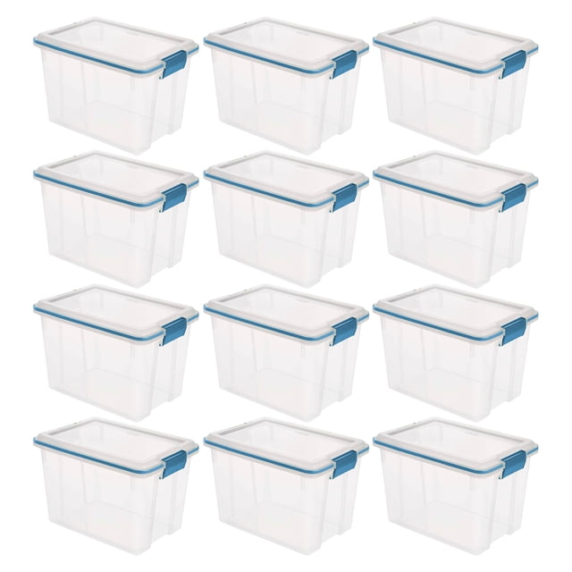 Sterilite Grand Bac de Rangement de 20 Qt avec Couvercles à Loquet, (Lot de 12). Ensemble de 12 Contenants de Rangement en Plastique Transparent avec Loquets Bleus pour aquarium et Couvercles à Joint pour la Résistance à l'Air et à l'Humidité. Chaque Contenant A une Capacité de 20 Pintes et Présente une base et un Couvercle Transparents pour une Visibilité Facile du Contenu. Conçus pour l'Empilage pour Économiser de l'Espace, Ces Contenants Sont Idéals pour Organiser des Articles Personnels, des Photos et des Aliments en Vrac. Dimensions : 16