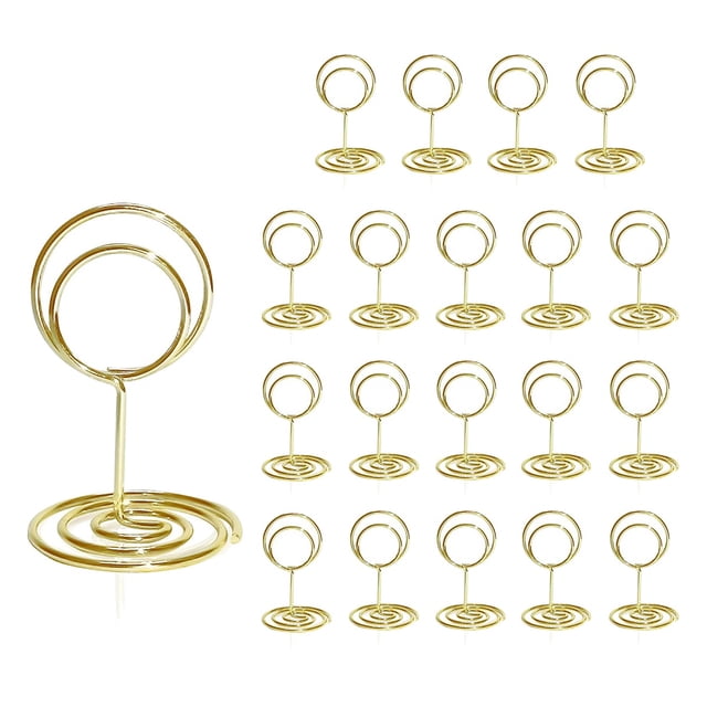 Table Supports de Numéros 20 Pcs - Porte-Cartes Mini de 2 Pouces, Supports Courts pour Numéros de Table de Couleur Or. Dotés d'Une base en Spirale et d'Un design à Pince Circulaire, Ces Supports Sont Parfaits pour les Décorations de Table et les Centres de Table Lors de Mariages, Fêtes et baby showers. Faits de Métal durable, Ils Sont Légers et Stables, Idéals pour Exposer des Cartes de Nom, des Mémos, des Cartes de Prix et des Étiquettes Alimentaires.