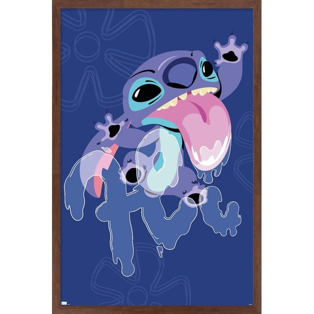 Disney Lilo et Stitch - Affiche Murale Slobber Hi, 14,725 Po x 22,375 Po Encadrée Présentant un Dessin Animé de Stitch Orienté vers l'Avant avec une Grande Langue Rose et de la Bave Formant le Mot « Aloha » sur un Fond Bleu Foncé avec de Subtils Motifs de Fleurs, Encadrée dans un Cadre en Bois Brun, Convient pour Décorer des Chambres, des Bureaux Ou des Chambres d'Enfants.