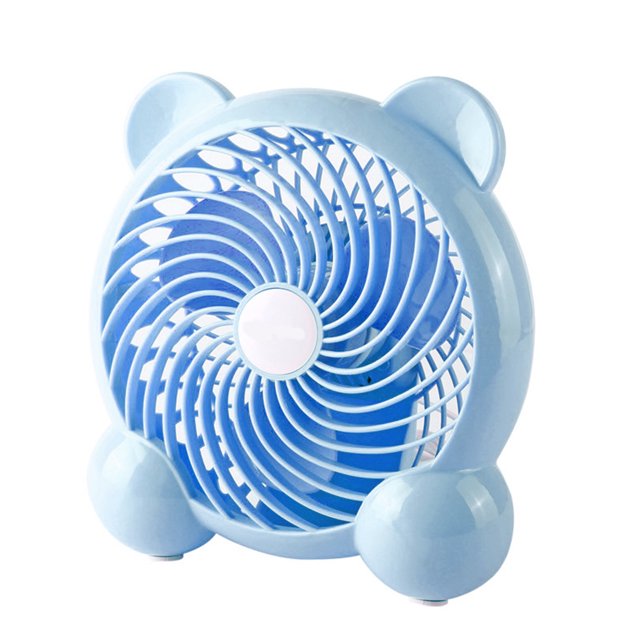 Mini Ventilateur de Bureau Portable Ventilateur Personnel Ventilateur de Bureau avec 2 Vitesses Réglables, Présenté dans un design Bleu compact avec une grille Circulaire et des accents en Forme d'Ours. Fait de PP et de Composants Électroniques, Il Est Alimenté par USB et Convient à la Maison Ou au Bureau. Dimensions Sont 19x18,5 cm, et Il Pèse 500 g.