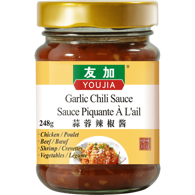 Youjia Sauce Chili à l'Ail 248 g Pot Orienté vers l'Avant Montrant une Sauce Rouge-Brun Épaisse avec des Taches d'Ail et de Chili Visibles, Étiquetée Youjia avec un Couvercle Blanc; Saveurs d'Ail et de Chili selon les Spécifications du Produit, condiment Polyvalent 248 g Convenant à la Trempette, à la Cuisson Ou comme base de marinade.