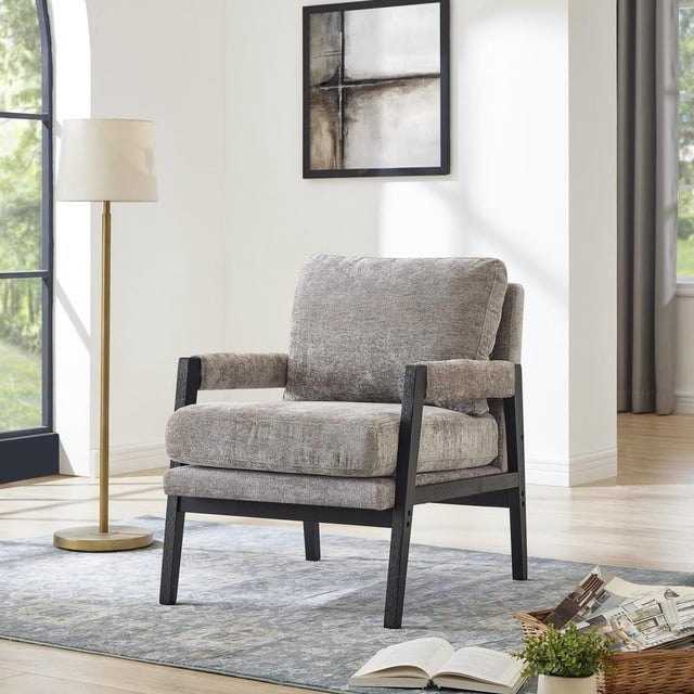 Fauteuil d'Appoint en Éponge, Gris, Orienté vers l'Avant avec Coussins en chenille Peluche et un Cadre Élégant en acacia Noir et Bois de Caoutchouc, Installé sur un Tapis à Motifs dans un Salon Lumineux Près d'Une Lampe sur Pied en Laiton et d'Un art Mural Abstrait, Convient comme Siège d'Appoint Ou comme Détente Décontractée.