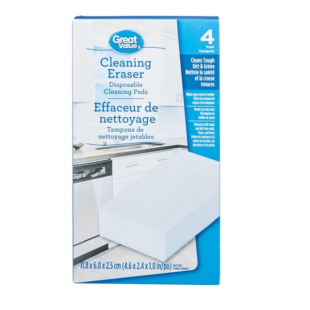 Great Value Gomme de Nettoyage Jetable Boîte de Tampons de Nettoyage Comprenant Quatre Tampons Rectangulaires Blancs Conçus comme Nettoyant Multi-surfaces pour Enlever la Saleté Tenace, la Crasse, les Taches de Craie de Cire et les Résidus de Savon des Surfaces Domestiques, avec Texte Bilingue Anglais et Français et un Arrière-Plan de Cuisine.