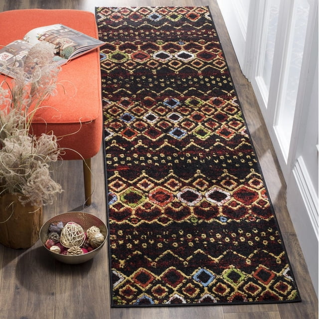 SAFAVIEH Amsterdam Gladwin Tapis Coureur Géométrique avec une pile de Fil Synthétique durable Présentant un Motif tribal Multicolore Vif en Losanges dans des Tons Terre sur un Fond Foncé, Placé sur un Plancher de Bois Franc à Côté d'Un Banc Rembourré orange et des Éléments Naturels Décoratifs, Idéal pour une Déco Rustique-Chic de Couloir Ou d'Entrée.