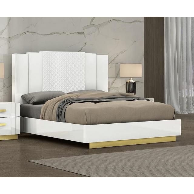 K-LIVING TANNER Grand Lit BED en Blanc avec PU de Luxe Présente un Cadre Plateforme en Laque Blanche avec une Tête de Lit Surélevée Accentuée d'Un Panneau PU Matelassé, d'Un Pied de Lit Bas et d'Une base en Métal Ton Or. Convient aux Cadres de Chambre Modernes avec Décor Neutre.