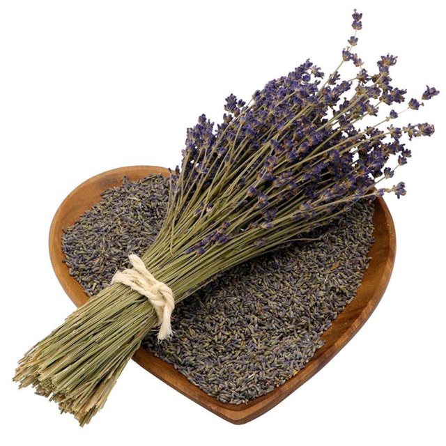 Natural dried lavender bunch by Wmool, featuring fragrant purple lavender flowers tied with a natural twine. Stems are approximately 50 cm long and weigh around 30 g. Displayed on a heart-shaped wooden tray filled with loose lavender buds, suitable for aromatherapy, home fragrance, or as an accent in incense holders and wedding décor.