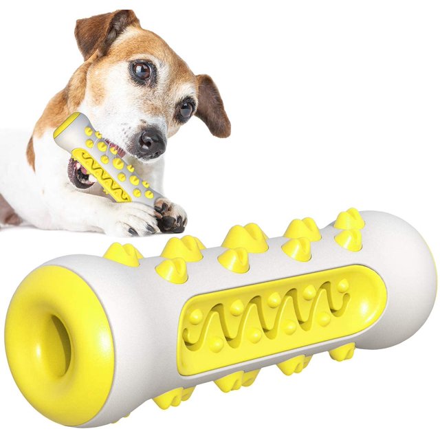 Jouet Chien, Chiot Jouet, Jouet pour Chiot en Caoutchouc, Jouet à mâcher pour Chien agressif, indestructibles, Non Toxiques, interactifs, pour Chiens de Moyenne et Grande Taille (Jaune). A durable yellow and white rubber chew toy with textured spikes and grooves, designed for medium to large dogs. The toy promotes dental health, reduces tartar, and provides mental stimulation. Shown being chewed by a dog, it is suitable for interactive play and relieving boredom.
