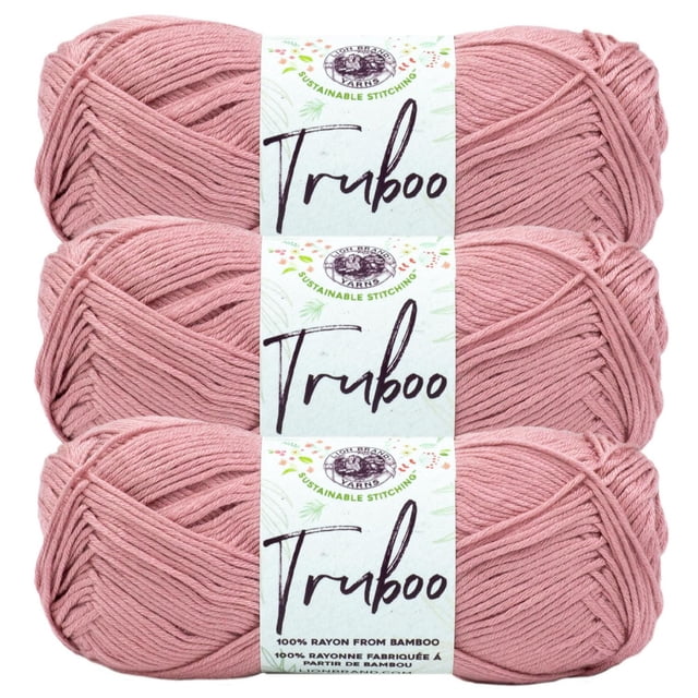 Lion Brand Truboo Fil de Chardon #3 Poids Léger/dk Fil de Bambou en Rose Doux, Trois Écheveaux Empilés avec Étiquettes Blanches Montrant le logo de la Marque et un Texte de Surpiqûre Durable, 100 % Rayonne de Bambou, 100 g Chacun, Convient aux Vêtements Respirants de Printemps et d'Été.